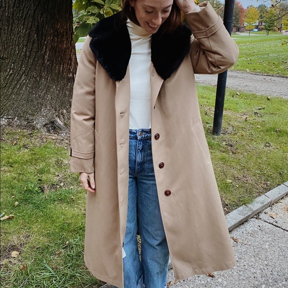 Perfect condition vintage Eddie Bauer puff trenchcoat with black fux fur collar. - Picture 2 of 6